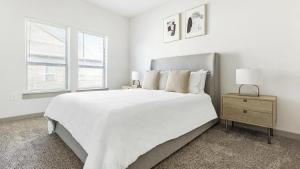 Una cama o camas en una habitación de Landing Modern Apartment with Amazing Amenities (ID1241X451)
