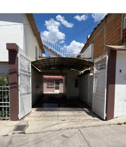 un callejón vacío con una escalera en un edificio en Paulora, en Hidalgo del Parral