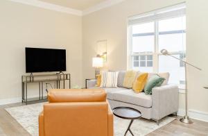 uma sala de estar com um sofá e uma televisão em Landing Modern Apartment with Amazing Amenities (ID2685X5) em Beachwood