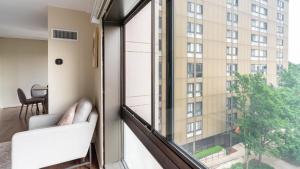 メドフォードにあるLanding Modern Apartment with Amazing Amenities (ID1225X470)の大きな窓が備わる客室です。