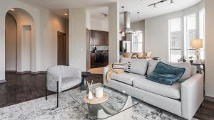 sala de estar con sofá y mesa en Landing Modern Apartment with Amazing Amenities (ID1988) en Houston