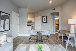 ein Wohnzimmer mit einem Tisch und Stühlen in der Unterkunft Landing Modern Apartment with Amazing Amenities (ID8723X6) in Phoenix