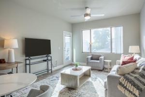 ein Wohnzimmer mit einem Sofa und einem TV in der Unterkunft Landing Modern Apartment with Amazing Amenities (ID8723X6) in Phoenix