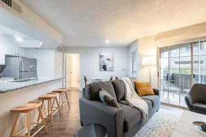 Il comprend un salon avec un canapé et une cuisine. dans l'établissement Landing Modern Apartment with Amazing Amenities (ID6054X71), à Fort Worth