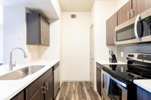 Majoituspaikan Landing Modern Apartment with Amazing Amenities (ID4320X88) keittiö tai keittotila