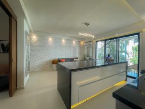 een keuken met een aanrecht in een kamer bij The Best of Marbella in Puerto Vallarta +65 foto's