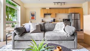 sala de estar con sofá y cocina en Landing Modern Apartment with Amazing Amenities (ID9955X51) en Everett