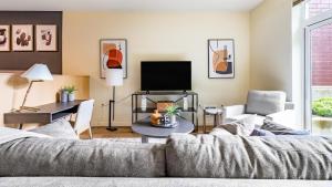 sala de estar con sofá y TV en Landing Modern Apartment with Amazing Amenities (ID9955X51) en Everett