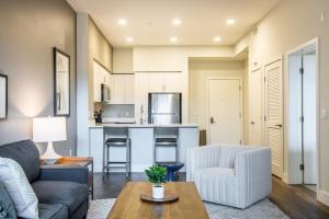 uma sala de estar com um sofá e uma mesa em Landing Modern Apartment with Amazing Amenities (ID9011X9) em Fremont