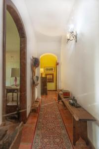 Habitación con pasillo con mesa y puerta amarilla en Via Antiga Granja Viana en Cotia