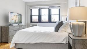 Katil atau katil-katil dalam bilik di Landing Modern Apartment with Amazing Amenities (ID9104X34)