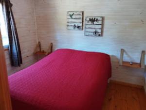 1 dormitorio con 1 cama rosa en una habitación en Desconectate, en Balneario Argentino