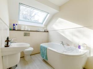 Ένα μπάνιο στο 3 Bed in Wetton 79554
