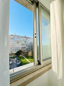 een raam met uitzicht op een parkeerplaats bij Soar Home I EUA I in Lissabon