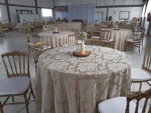 einen Bankettsaal mit runden Tischen und Stühlen in der Unterkunft Espaço Festas Eventos Corporativos in Balsa Nova