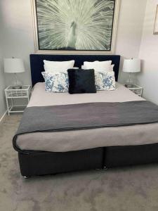 Voodi või voodid majutusasutuse Hamptons House Mudgee -Lux Stays toas
