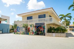 een gebouw met een muurschildering aan de zijkant bij DeLynne Resort Curaçao in Willemstad