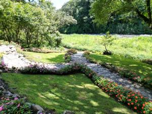 un jardín con flores y un camino de piedra en LUXURY ECO en Boquete