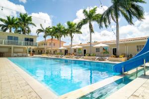 - une piscine avec toboggan dans un complexe dans l'établissement DeLynne Resort Curaçao, à Willemstad