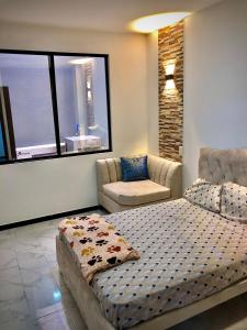 sypialnia z łóżkiem, kanapą i krzesłem w obiekcie Casa cerca del Terminal de SANTO DOMINGO w mieście Santo Domingo
