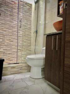 La salle de bains est pourvue d'une douche et de toilettes. dans l'établissement Casa cerca del Terminal de SANTO DOMINGO, à Santo Domingo de los Colorados
