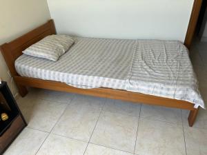 a bed with a wooden frame in a room at Quien lo vive es quien lo goza in Barranquilla