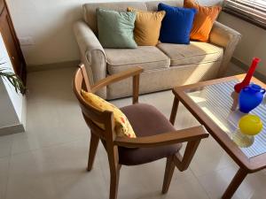 a living room with a couch and a chair and a table at Quien lo vive es quien lo goza in Barranquilla