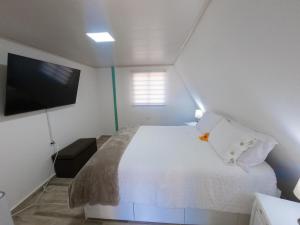 Un pat sau paturi într-o cameră la Cabaña puente Wilson