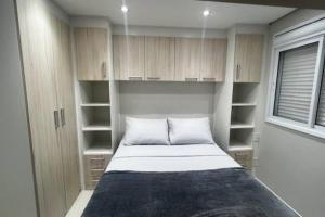 En eller flere senge i et værelse på Studio 100% mobiliado e decorado 26