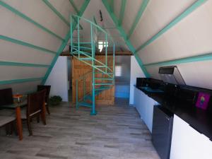 Habitación con escalera de caracol en el techo en Cabaña puente Wilson en Alto Boquete