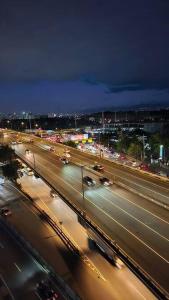 una vista de una carretera concurrida por la noche en Above the SKY getaWAY, en Manila