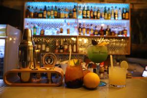 a bar with a juicer and drinks on a counter at Hotel Casa Coson in Las Terrenas