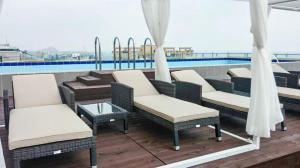 un grupo de sillas y una mesa en el techo en Jeju Hotel the M, en Seogwipo