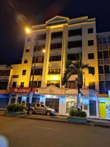 ein LKW, der nachts vor einem Gebäude parkt in der Unterkunft The Executive Hotel Lahad Datu in Lahad Datu