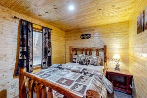 - une chambre avec un lit dans une cabane en rondins dans l'établissement Patel's Cozy Chalet, à Nashville