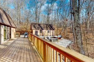 une terrasse en bois avec une petite cabine dans les bois dans l'établissement Patel's Cozy Chalet, à Nashville