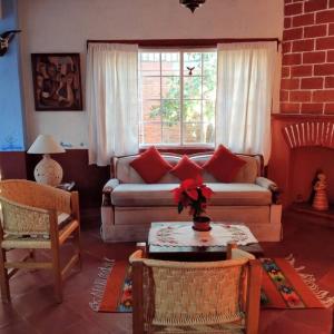 Oaxaca Deleite في مدينة أواكساكا: غرفة معيشة مع أريكة وطاولة
