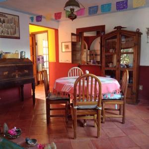 Oaxaca Deleite في مدينة أواكساكا: غرفة طعام مع طاولة وكراسي وبيانو