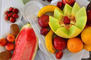 a bunch of fruits on a table with strawberries and bananas at Hosteria Arenas in Mina Clavero
