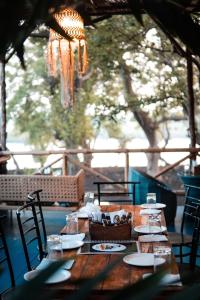 Restoran ili drugo mesto za obedovanje u objektu Tranquill Riverside Luxury Cottages With Bathtub, Candolim