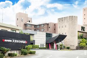 un bâtiment avec une horloge en haut dans l'établissement Ooedo Onsen Monogatari Amakusa Hotel Kameya, à Kami Amakusa