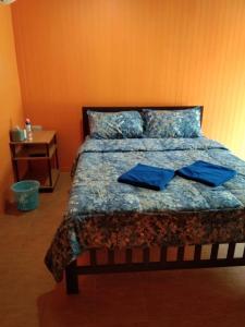 Un dormitorio con una cama con almohadas azules. en ํYada Resort Koh Yao Noi en Ko Yao Noi