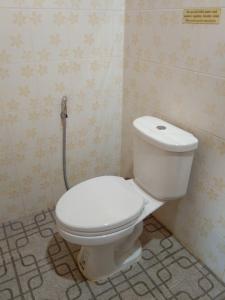 W pokoju znajduje się łazienka z białą toaletą. w obiekcie ํYada Resort Koh Yao Noi w mieście Ko Yao Noi