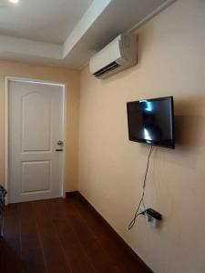 ヤオノイ島にあるํYada Resort Koh Yao Noiの壁に薄型テレビが備わる客室です。