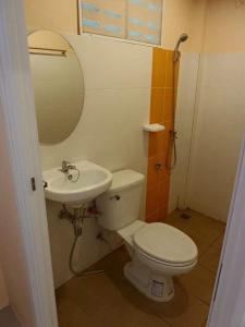 een badkamer met een toilet en een wastafel bij ํYada Resort Koh Yao Noi in Ko Yao Noi