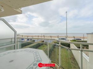 a balcony with a view of the beach at T3 pour 4 personnes avec balcon à Châtelaillon-Plage - FR-1-535-3 in Châtelaillon-Plage