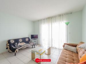 uma sala de estar com um sofá e uma mesa de vidro em Appartement Châtelaillon-Plage, 3 pièces, 4 personnes - FR-1-535-3 em Châtelaillon-Plage