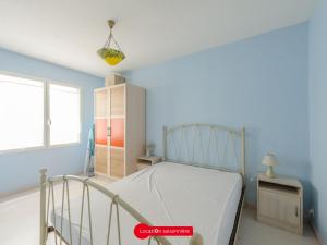 1 dormitorio con 1 cama y vestidor en Appartement Châtelaillon-Plage, 3 pièces, 4 personnes - FR-1-535-3, en Châtelaillon-Plage