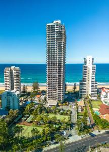 vistas a una ciudad con edificios altos y al océano en Surfers Aquarius on the Beach en Gold Coast