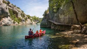 een groep mensen in een boot op een rivier bij La lavandière in Fox-Amphoux